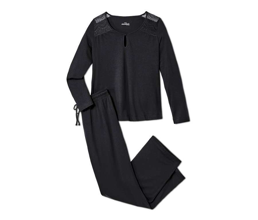 Ein schwarzer Pyjama mit langen Ärmeln und Hosen.