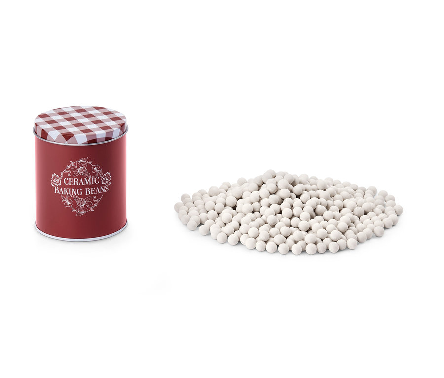 Blindbackkugeln in einer roten Dose mit Schachbrettmuster und ein Haufen Blindbackkugeln.