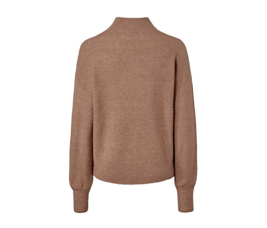 Beiger Strickpullover mit kleinem Stehkragen.