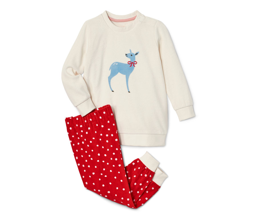 Ein Nicki-Pyjama bestehend aus einem cremefarbenen Oberteil mit einem blauen Reh mit roter Schleife und einer roten Hose mit weißen Punkten.