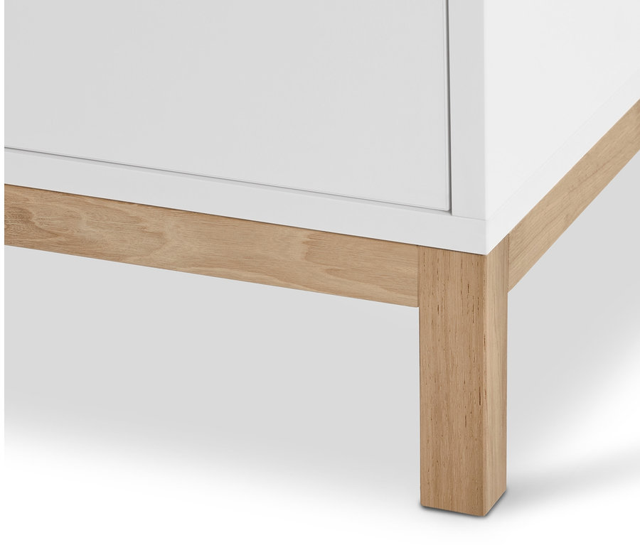 Detailansicht einer weißen Garderobe »Eklund« mit Stauraum und Holzfüßen.