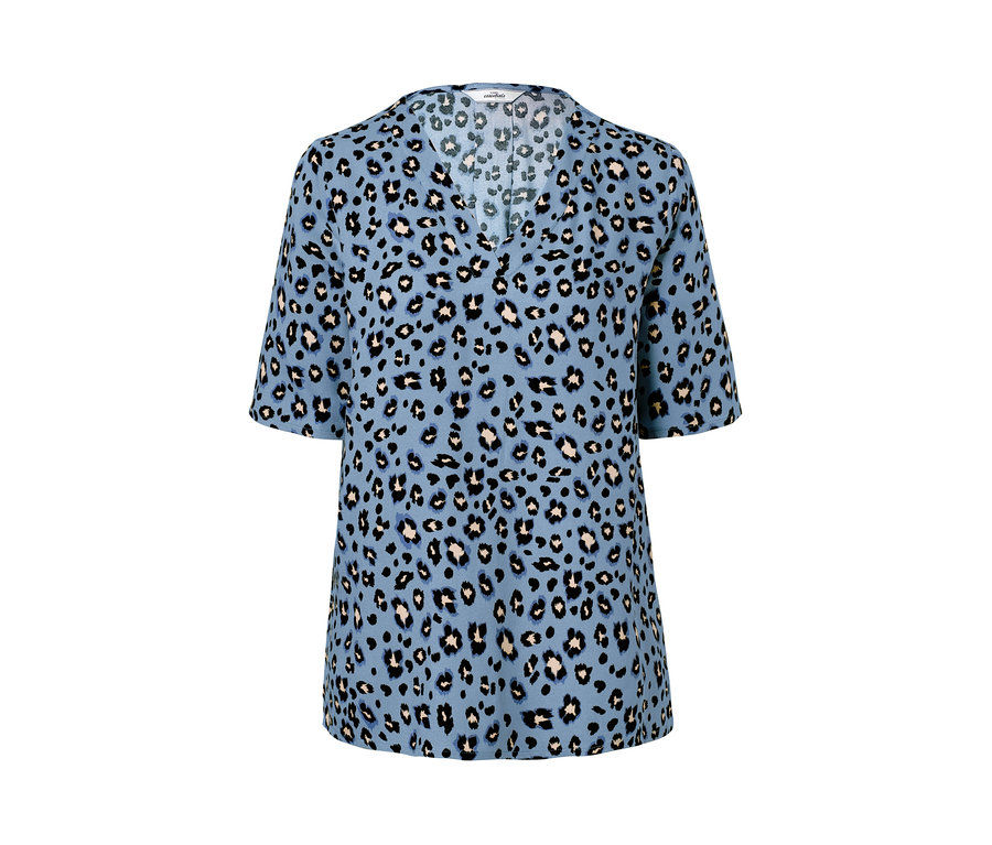 Eine blaue Bluse mit Leopardenmuster.