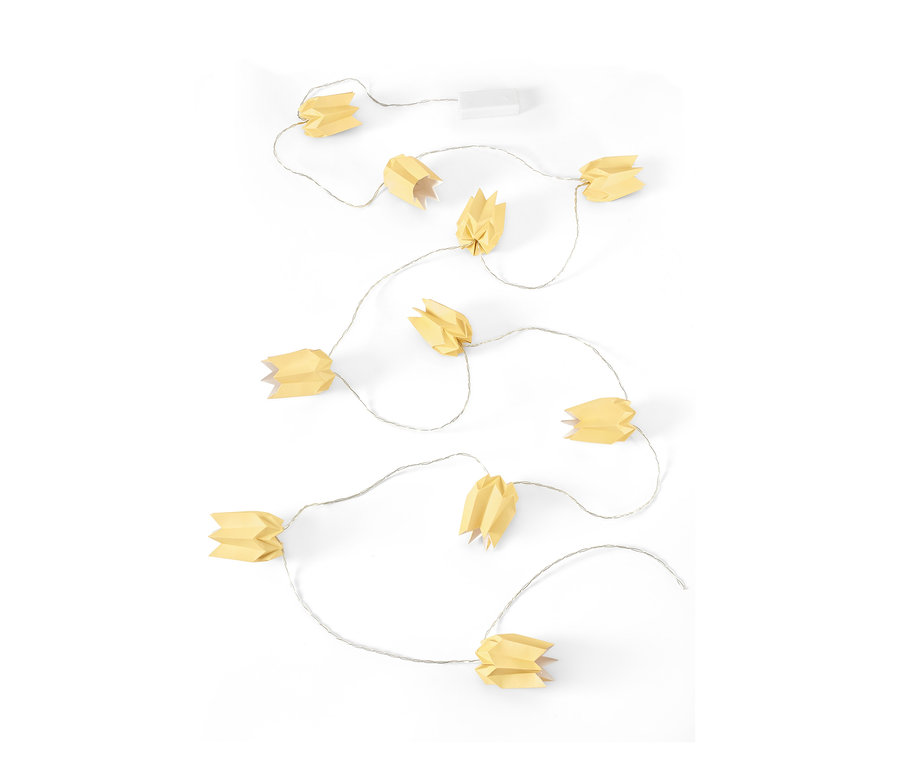 Gelbe LED-Papier-Lichterkette auf weißem Hintergrund.