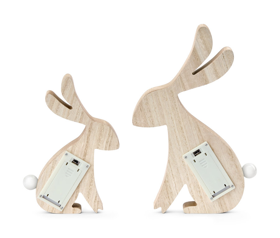 Zwei LED-Dekohasen aus Holz stehen auf weißem Grund.
