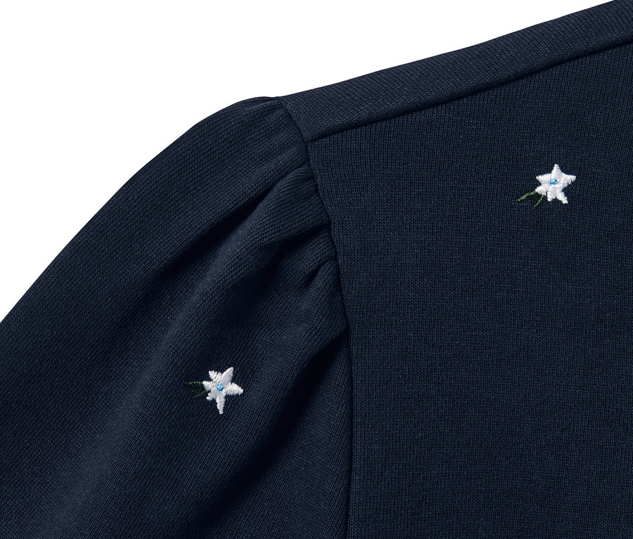 Detailansicht eines marineblauen, bestickten Sweatshirts.