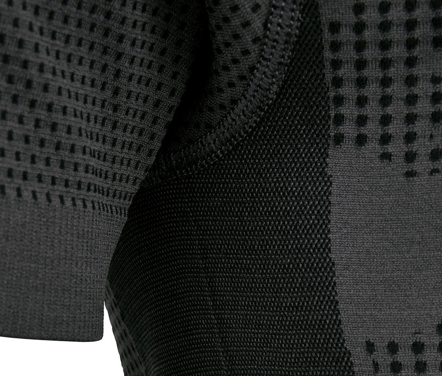Detailaufnahme eines Klima-Tec-Funktionsshirts in Schwarz und Grau.