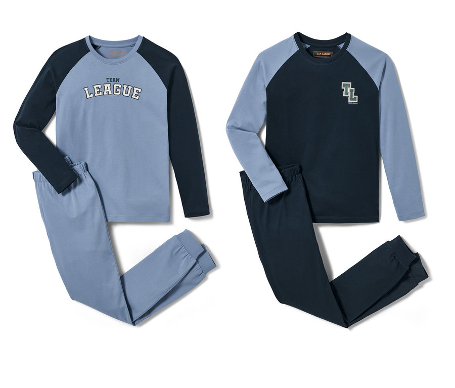 Zwei Kinder-Pyjamas, hellblau mit Aufschrift und dunkelblau mit Logo.