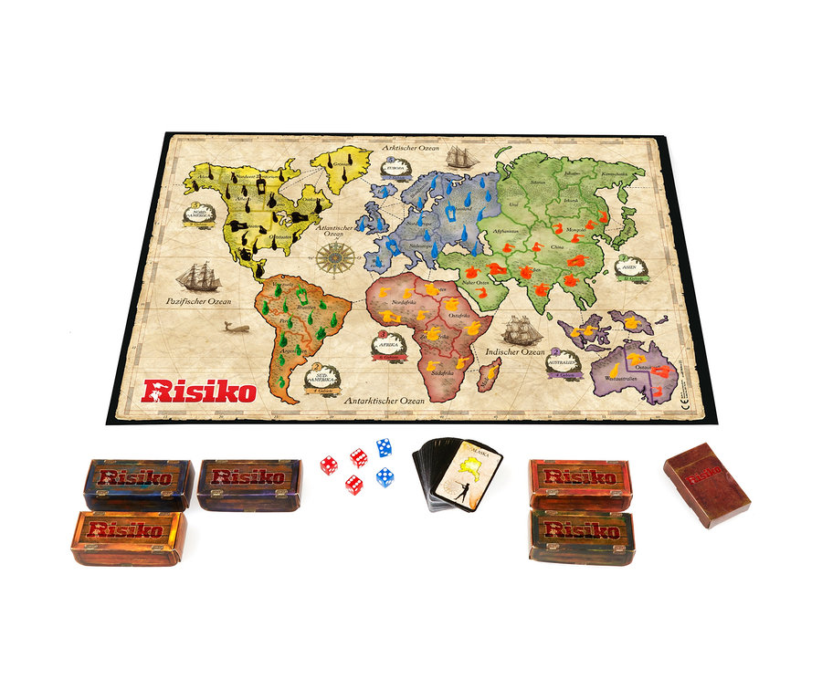 Das Spielbrett, Karten, Würfel und Schachteln von Hasbro »Risiko« sind auf einem weißen Hintergrund angeordnet.
