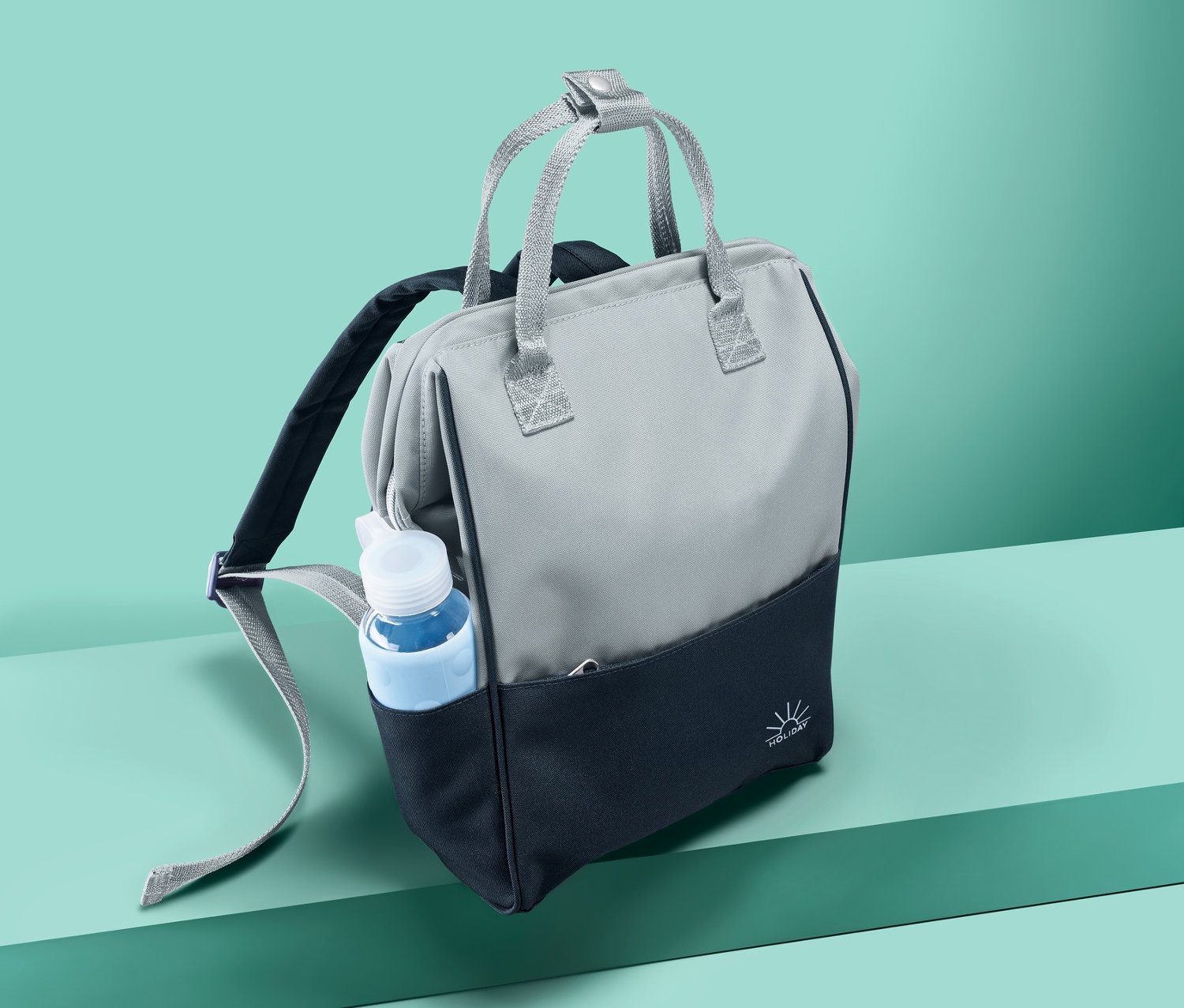 Blau-grauer Sicherheits-Rucksack mit Flasche in der Seitentasche.