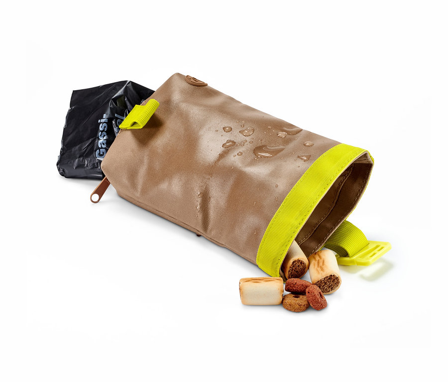 Umgefallene Hunde-Gassitasche mit Snacks und Kotbeutel.