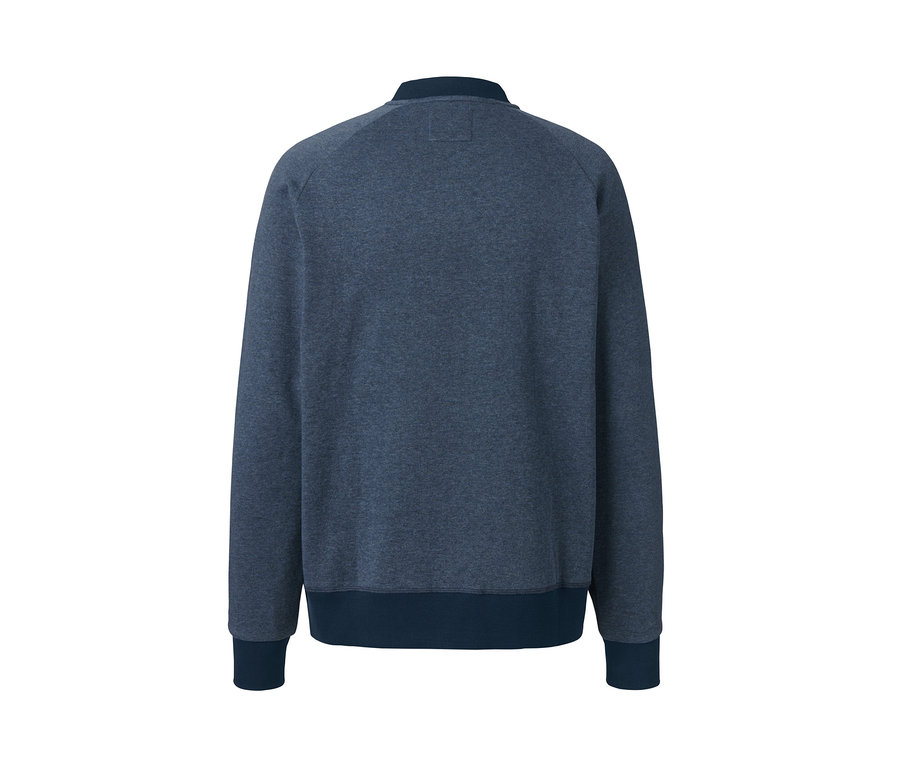 Rückansicht eines blauen Hausanzugs in weicher Sweatqualität.