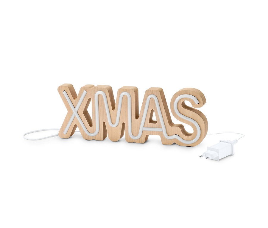 Hölzerner LED-Schriftzug XMAS auf weissem Hintergrund.