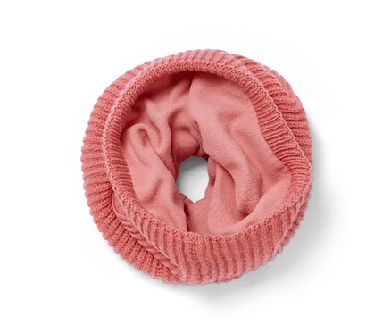 Detailansicht eines roséfarbenen Strickschlauchschals.