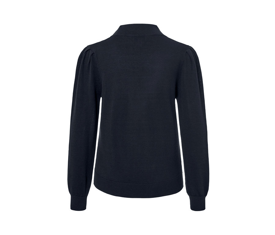 Detailansicht der Rückseite einer Strickjacke.