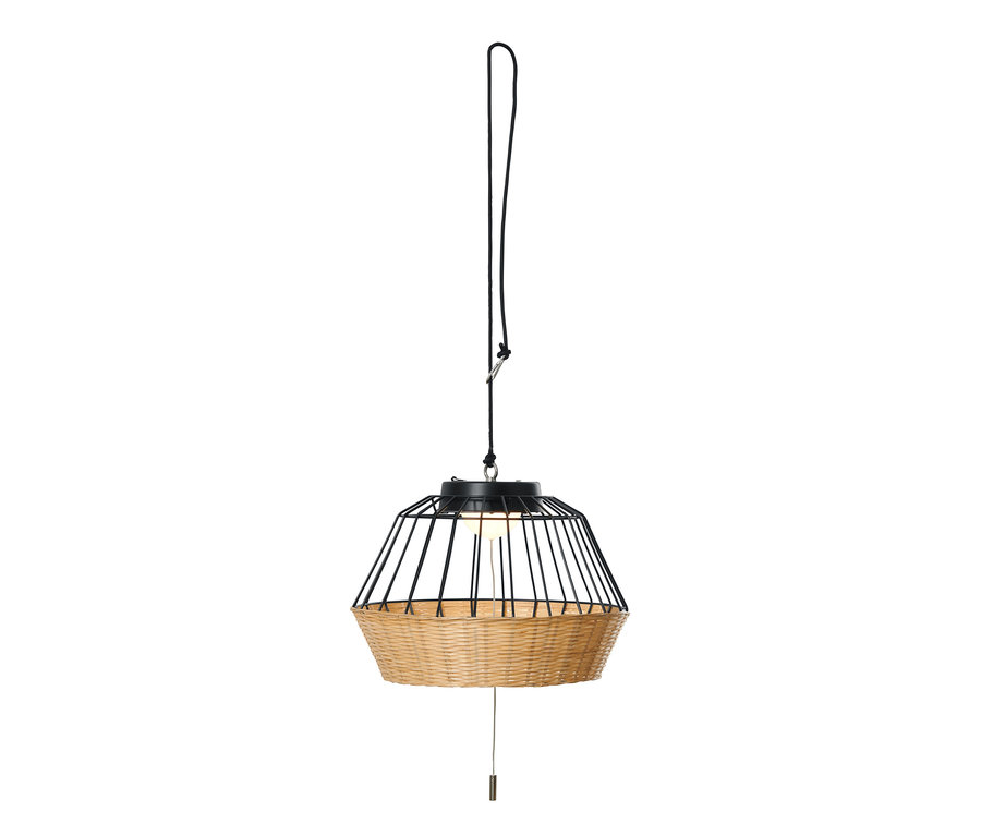 Schwarze LED-Outdoor-Hängeleuchte mit Lampenschirm aus Korbweide.