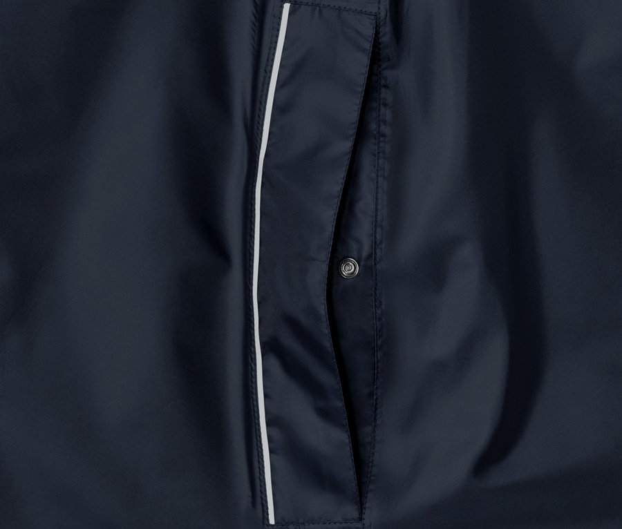 Detailansicht eines dunkelblauen Unisex-Regenponchos mit Tasche.