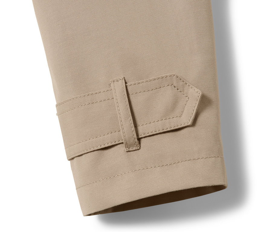 Detail eines Trenchcoat-Ärmels mit Riemen.