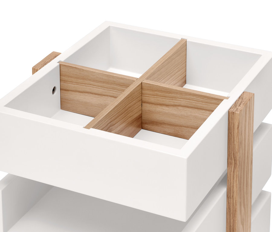 Detailansicht eines weißen Rollcontainers mit Schubladen und Holzelementen.