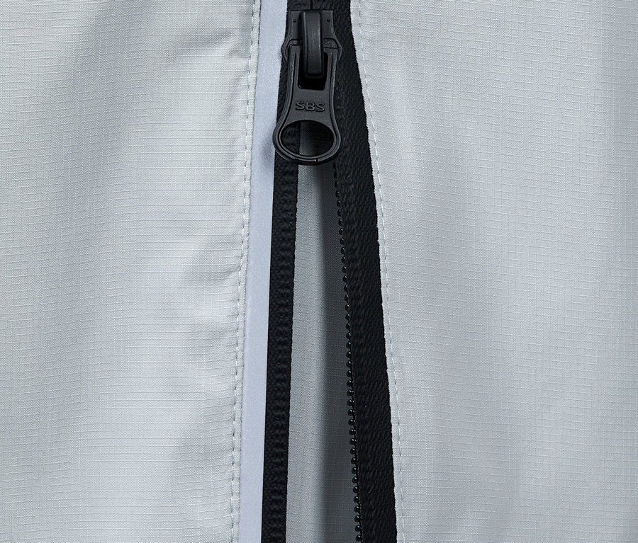 Detailansicht eines Reißverschlusses an einem Regenjackenponcho.