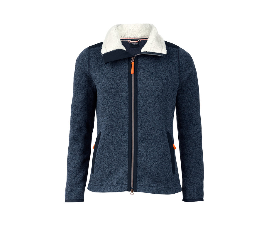 Blaue Strickfleecejacke mit weißem Kragen und orangefarbenem Reißverschluss.