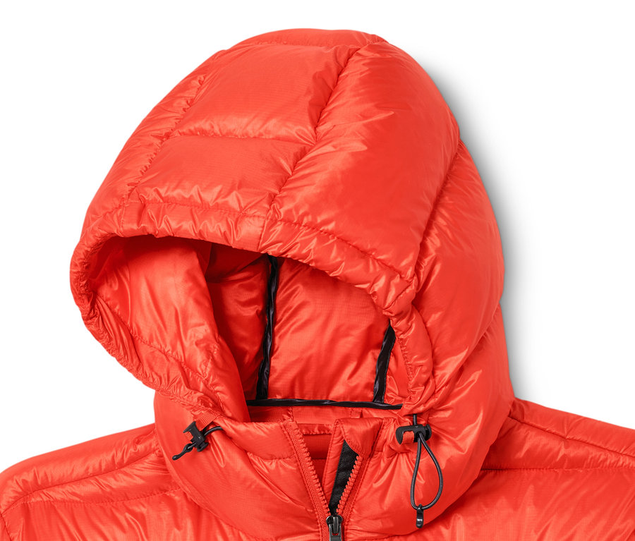 Detailaufnahme einer orangefarbenen Daunenjacke mit Kapuze.