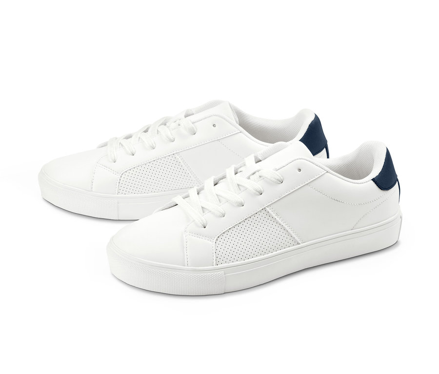 Zwei weiße Sneaker mit dunkelblauen Details auf weißem Hintergrund.