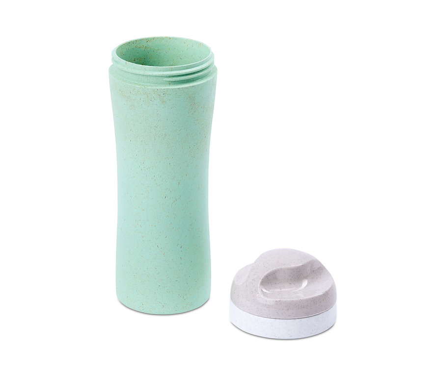 Eine geöffnete, hellgrüne KOZIOL-Trinkflasche mit einem daneben liegenden Deckel auf einem weißen Hintergrund.