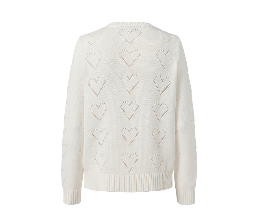 Weißer Strickpullover mit Herzmuster.