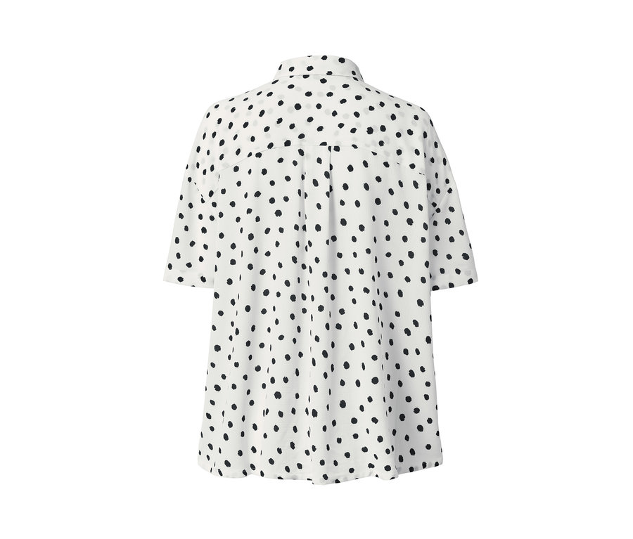 Detailansicht der Rückseite einer weißen, kurzärmeligen Bluse mit schwarzen Punkten. Kurzärmlige Webbluse.