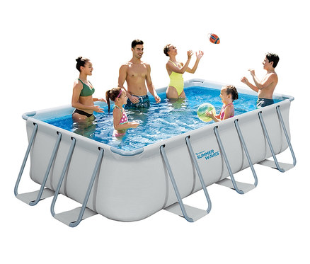 Leute spielen im Summer Waves Elite-Frame-Pool, ca. 400 x 200 x 100 cm.