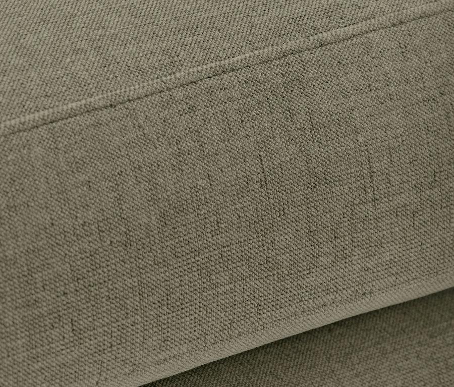Detailansicht der Stoffoberfläche des hellgrünen Scapa Dreisitzer-Sofas.
