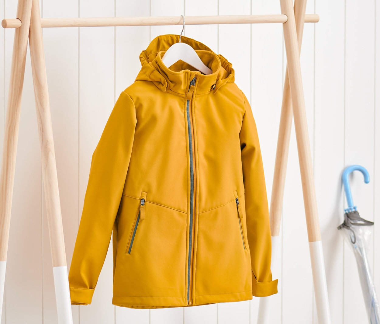 Eine gelbe Softshell-Jacke hängt auf einem Kleiderständer.