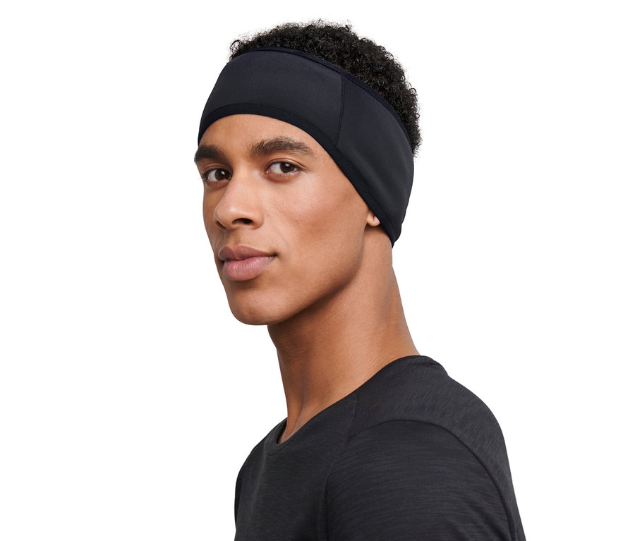 Mann trägt ein schwarzes Windprotection-Stirnband.