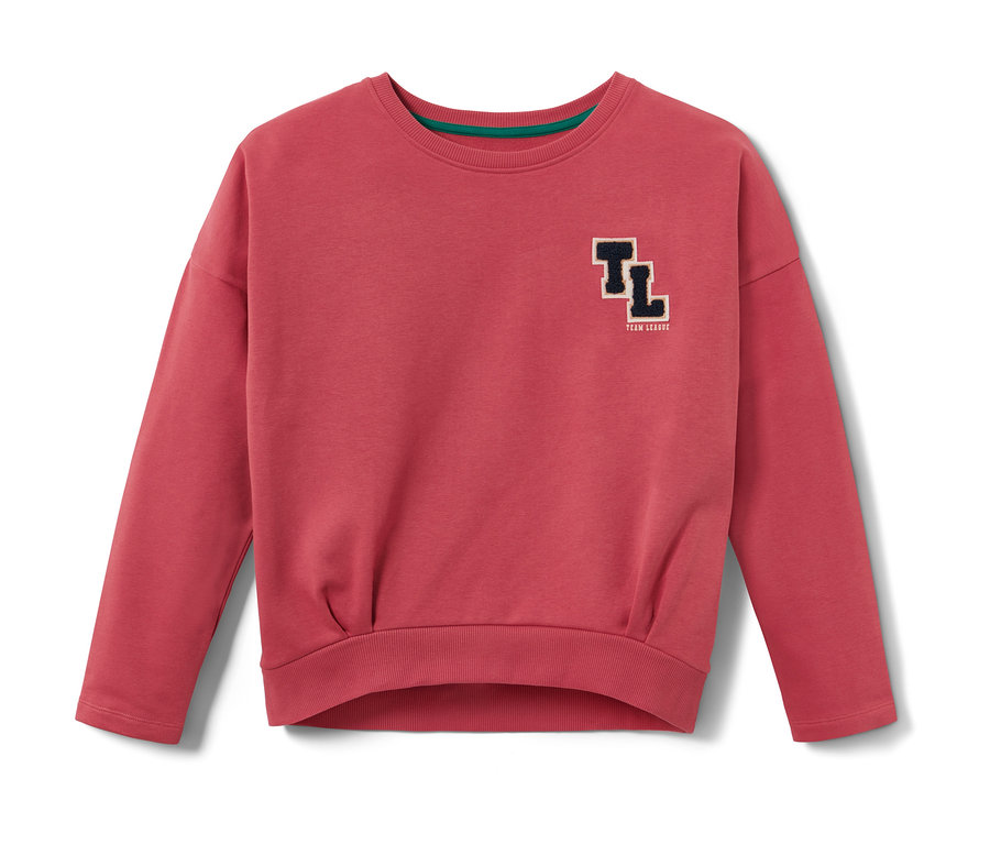 Roter Sweater mit TL-Aufnäher.