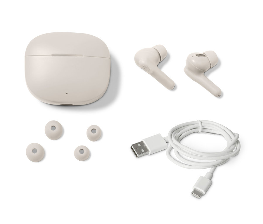 Hellgraue TWS-In-Ear-Kopfhörer mit Ladecase, zwei Ohrstöpseln und Ladekabel.