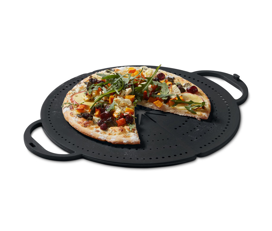 Pizza angeschnitten auf einem schwarzen 4-in-1-Pfannen-Spritzschutz.