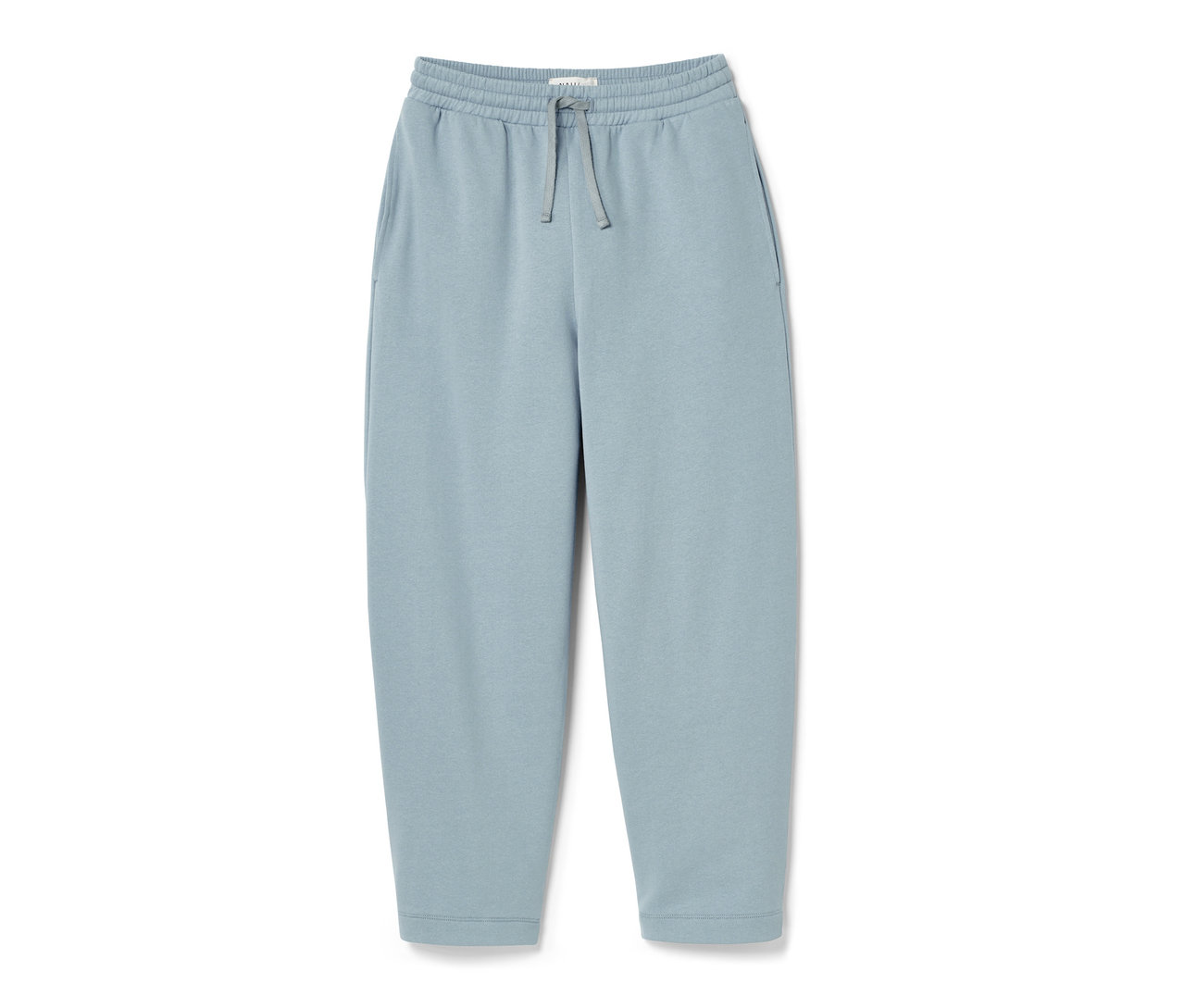 Eine hellblaue NAH/STUDIO Joggpants aus Bio-Baumwolle vor weißem Hintergrund.