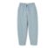 Eine hellblaue NAH/STUDIO Joggpants aus Bio-Baumwolle vor weißem Hintergrund.