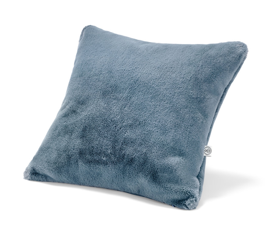 Ein blaues Akku-Heizkissen liegt auf einem weißen Hintergrund.