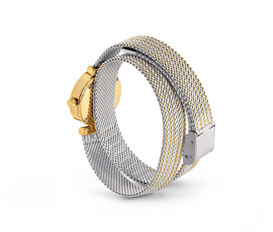 Nahaufnahme einer Bicolor-Damenuhr mit Wickelband, die zweimal um sich selbst auf einem weißen Hintergrund gewickelt ist.