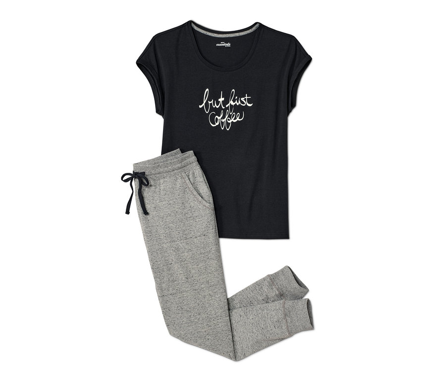 Ein Damen-Pyjama, bestehend aus einem schwarzen T-Shirt mit Aufschrift und einer grauen Jogginghose.