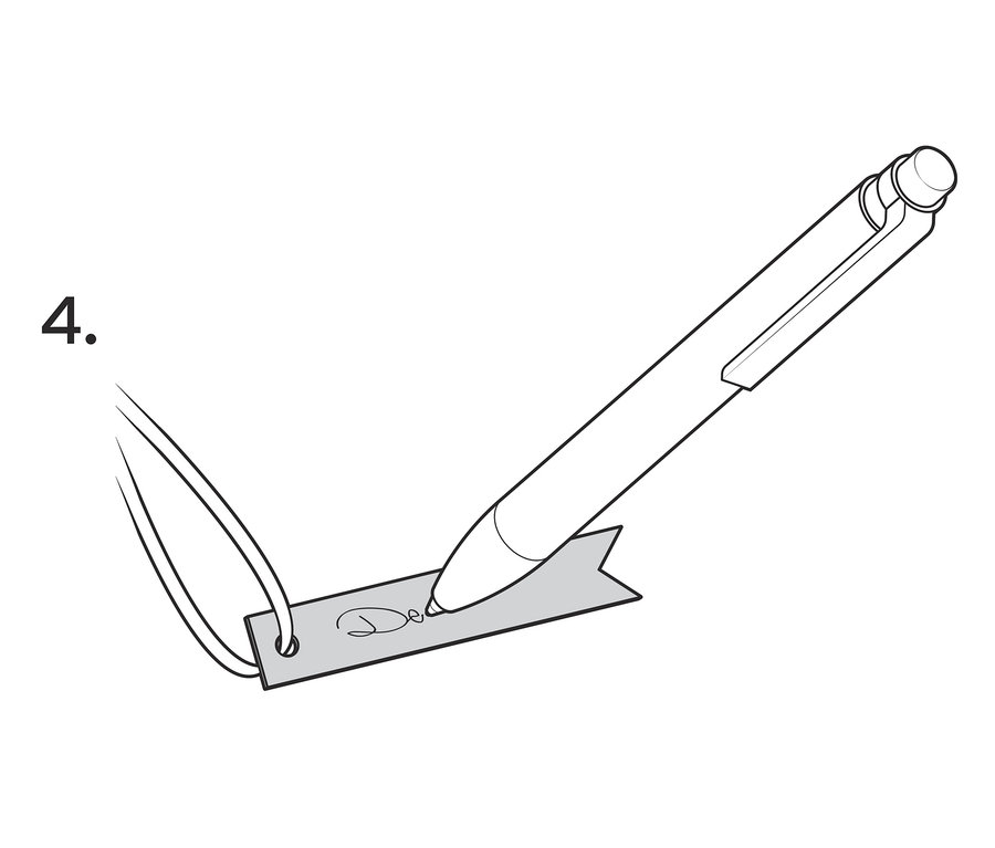 Stift schreibt auf ein DIY-Überraschungsbonbon-Etikett.