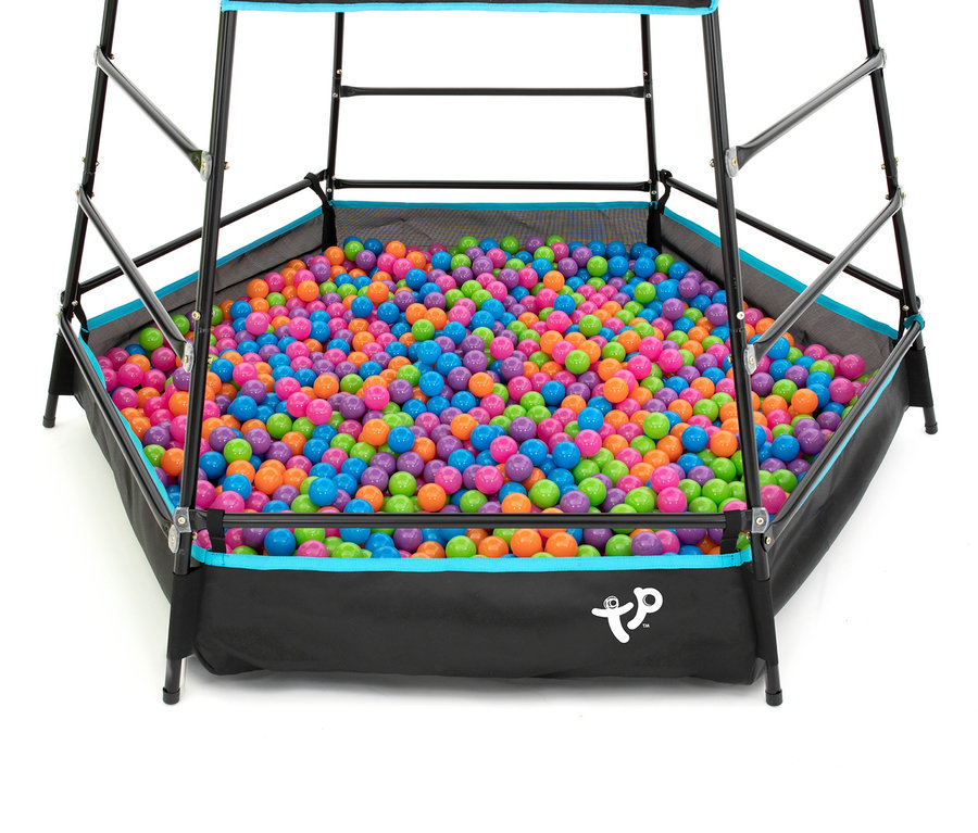 Detailansicht des Kletterturms »Explorer« mit Zelt, gefüllt mit bunten Bällen.