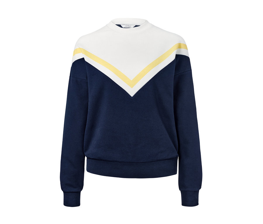 Blaues Sweatshirt mit weißen und gelben Streifen.