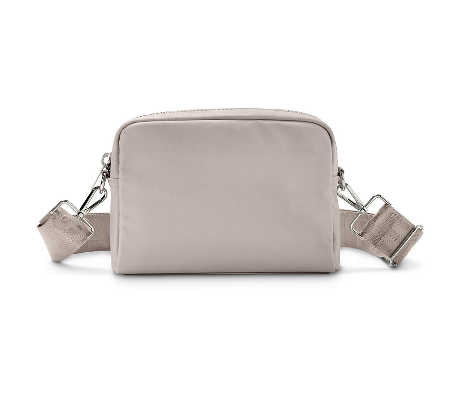 Eine beige Umhängetasche mit silbernen Details liegt auf einem weißen Hintergrund.