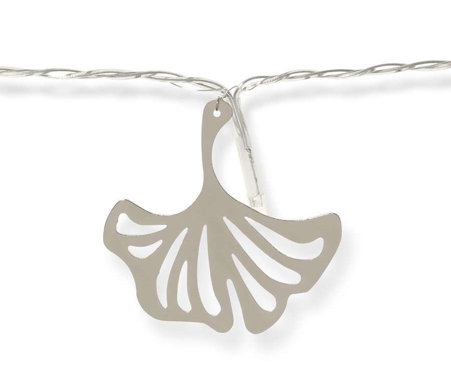 Detail einer LED-Lichterkette mit Blatt-Dekoration.