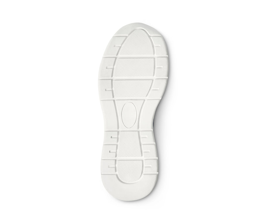 Sohle eines Leder-Sneakers mit weisser Gummisohle mit Struktur auf weissem Hintergrund.