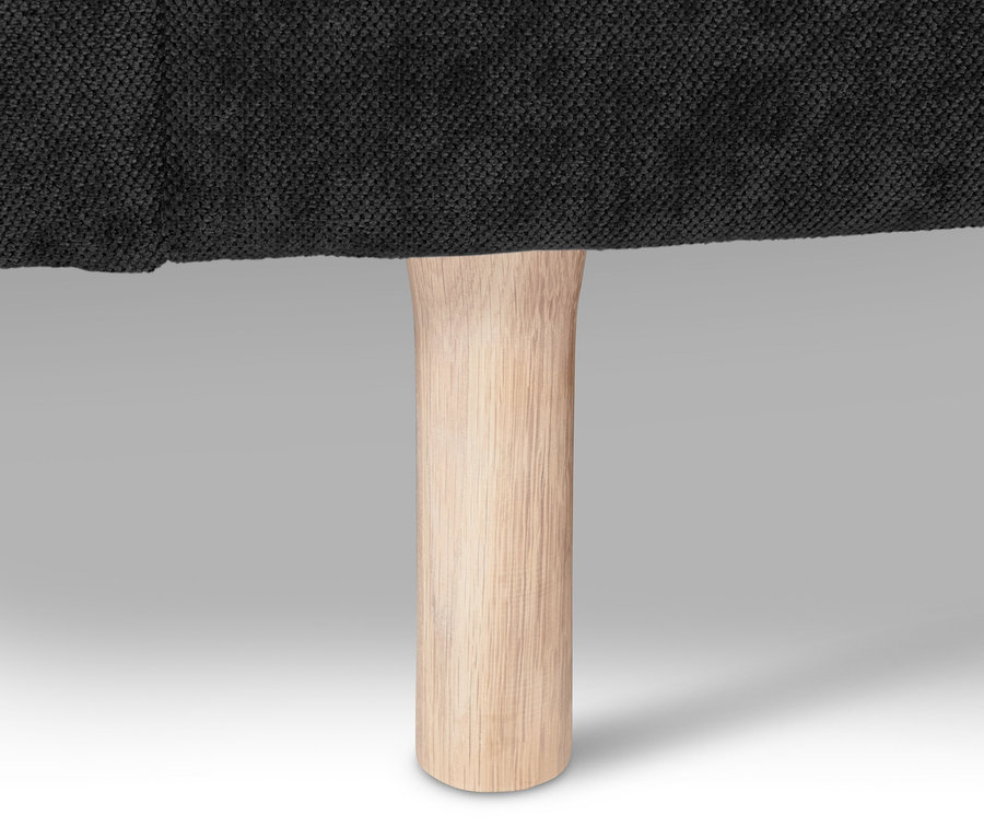 Detailansicht eines anthrazitfarbenen SCAPA 3-Sitzer-Sofas mit Holzfuß.