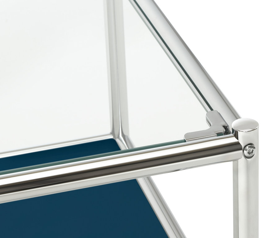 Detailansicht des blauen Beistelltischs Metall »CN3« mit Glasoberfläche.