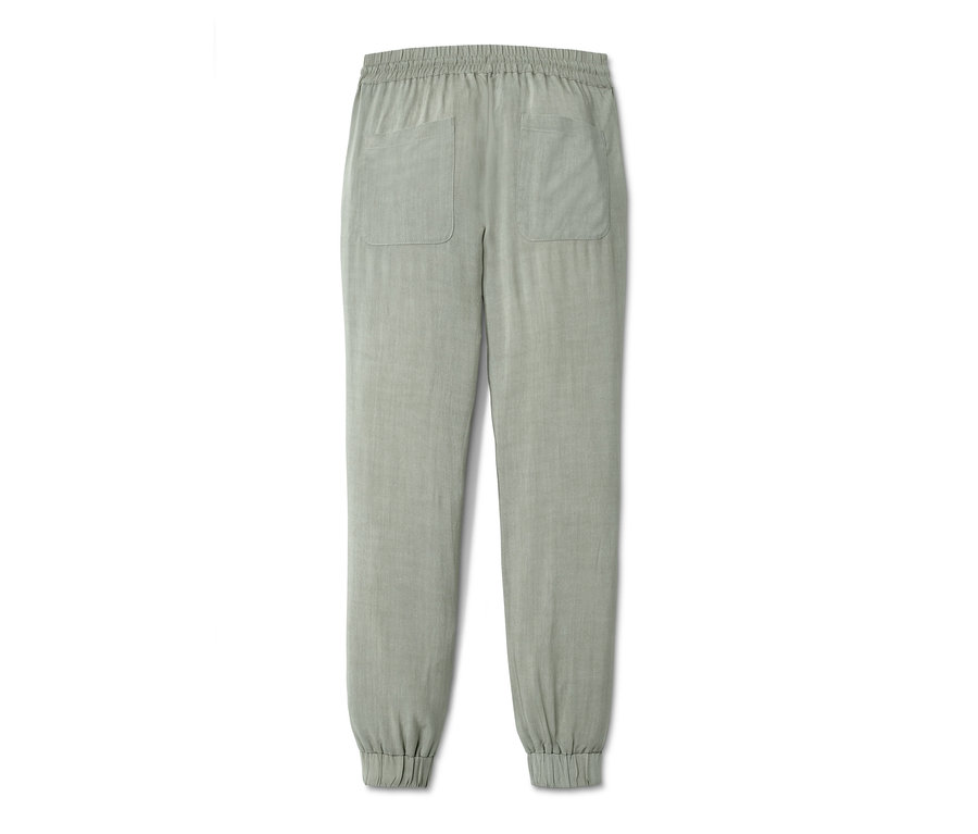 Eine grüne Schlupfhose aus ECOVERO™-Viskose mit Gummibund und zwei Taschen auf der Rückseite.